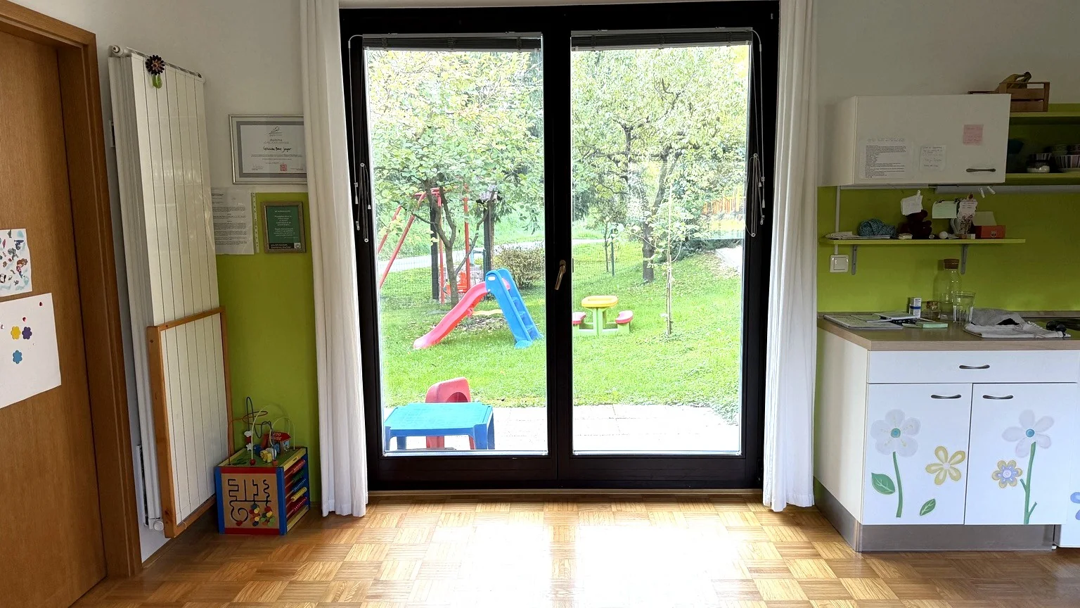 Prehod iz igralnice na vrt