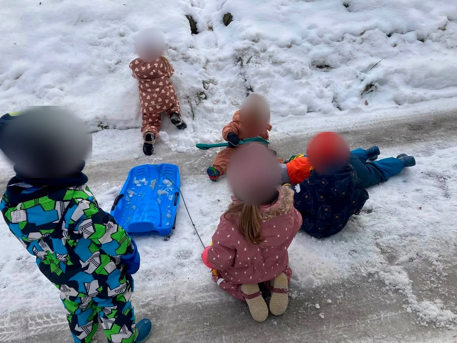Otroci od zadaj med igro v snegu